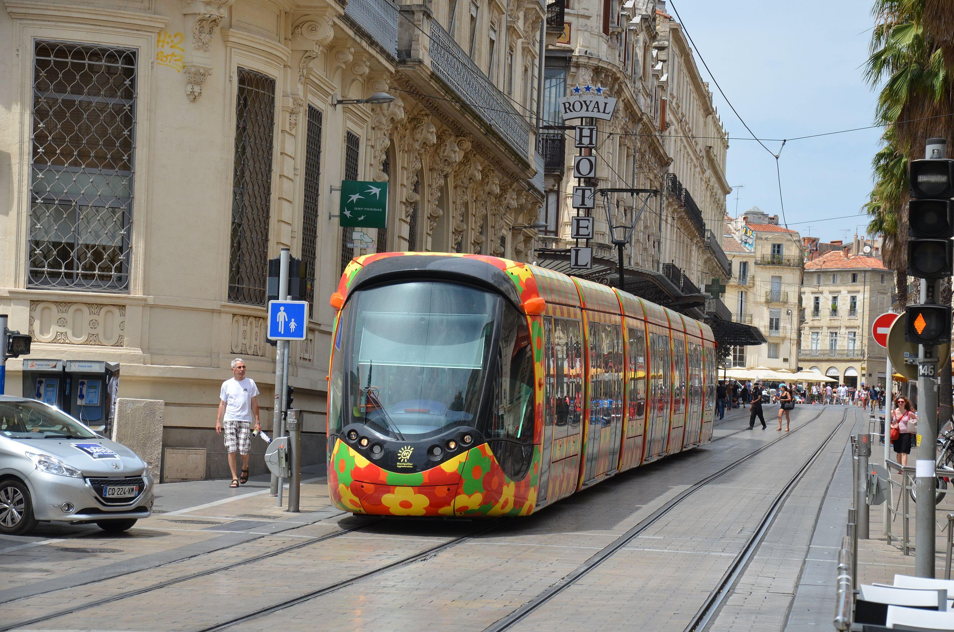 Alstom Citadis 402 n°2096 sur la ligne T2 du réseau TAM de Montpellier, près de la station Gare Saint-Roch.