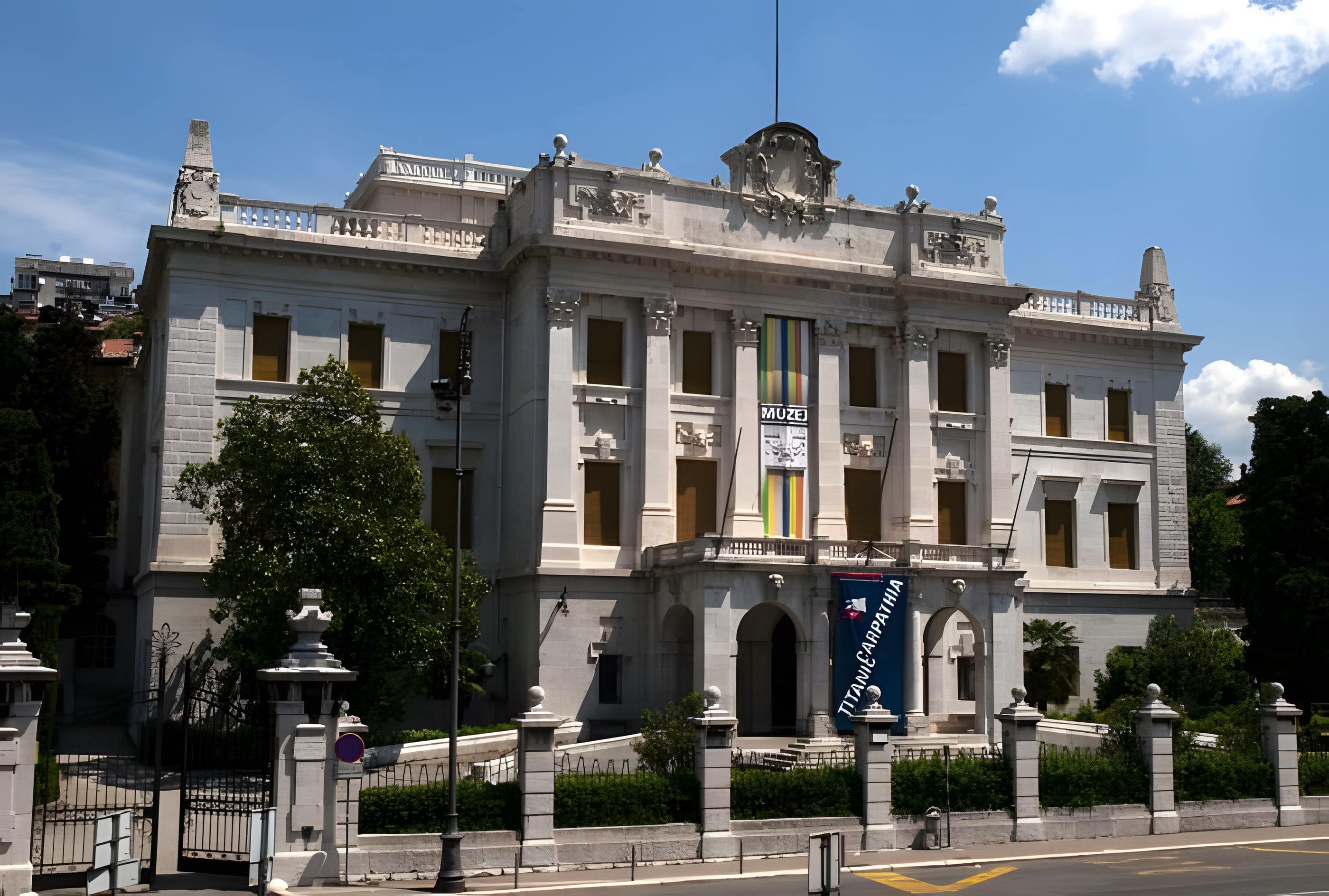 Guvernérsky palác a múzeum