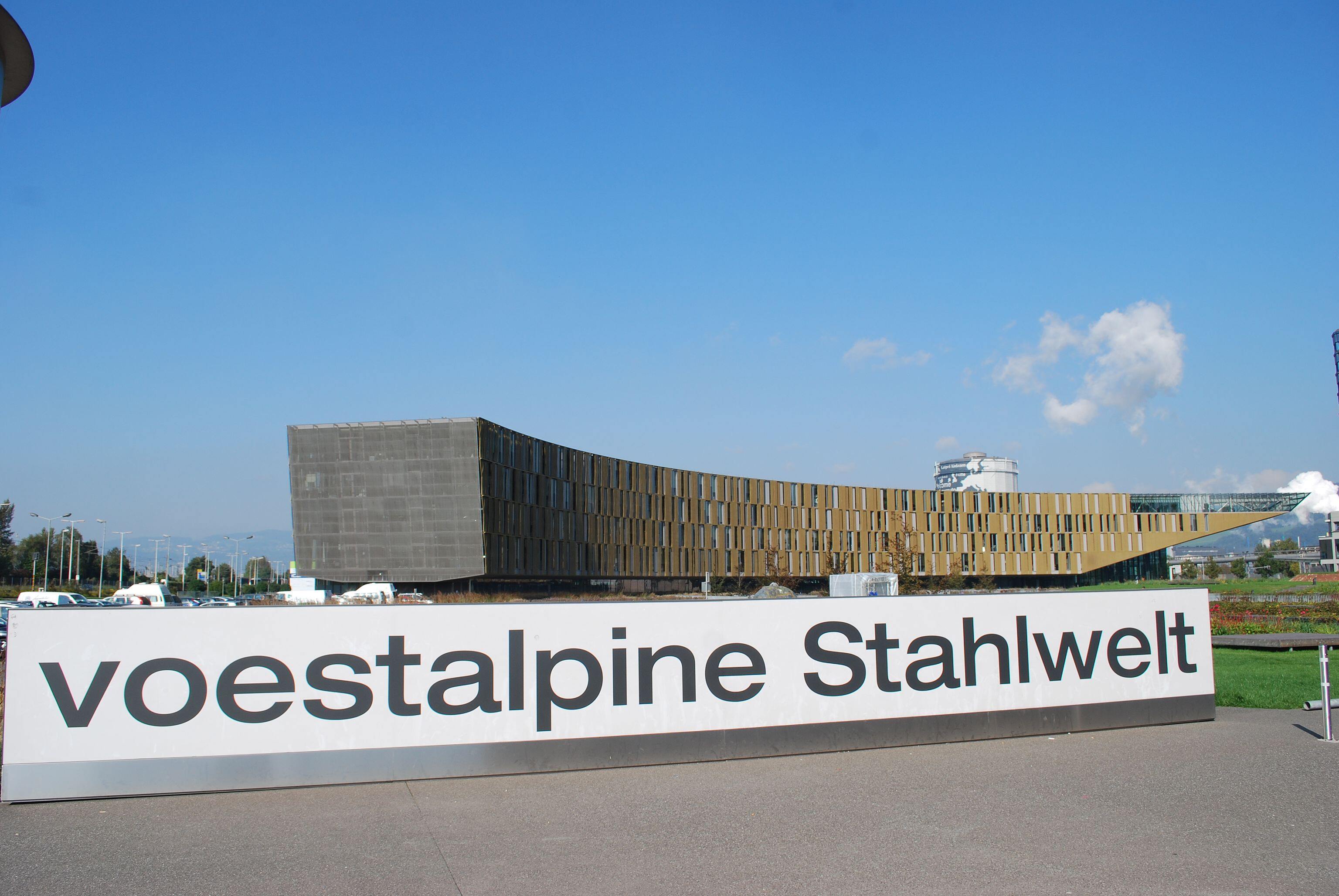 Voestalpine Stahlwelt Schriftzug, in Linz, im Hintergrund jedoch nicht das Besucherzentrum