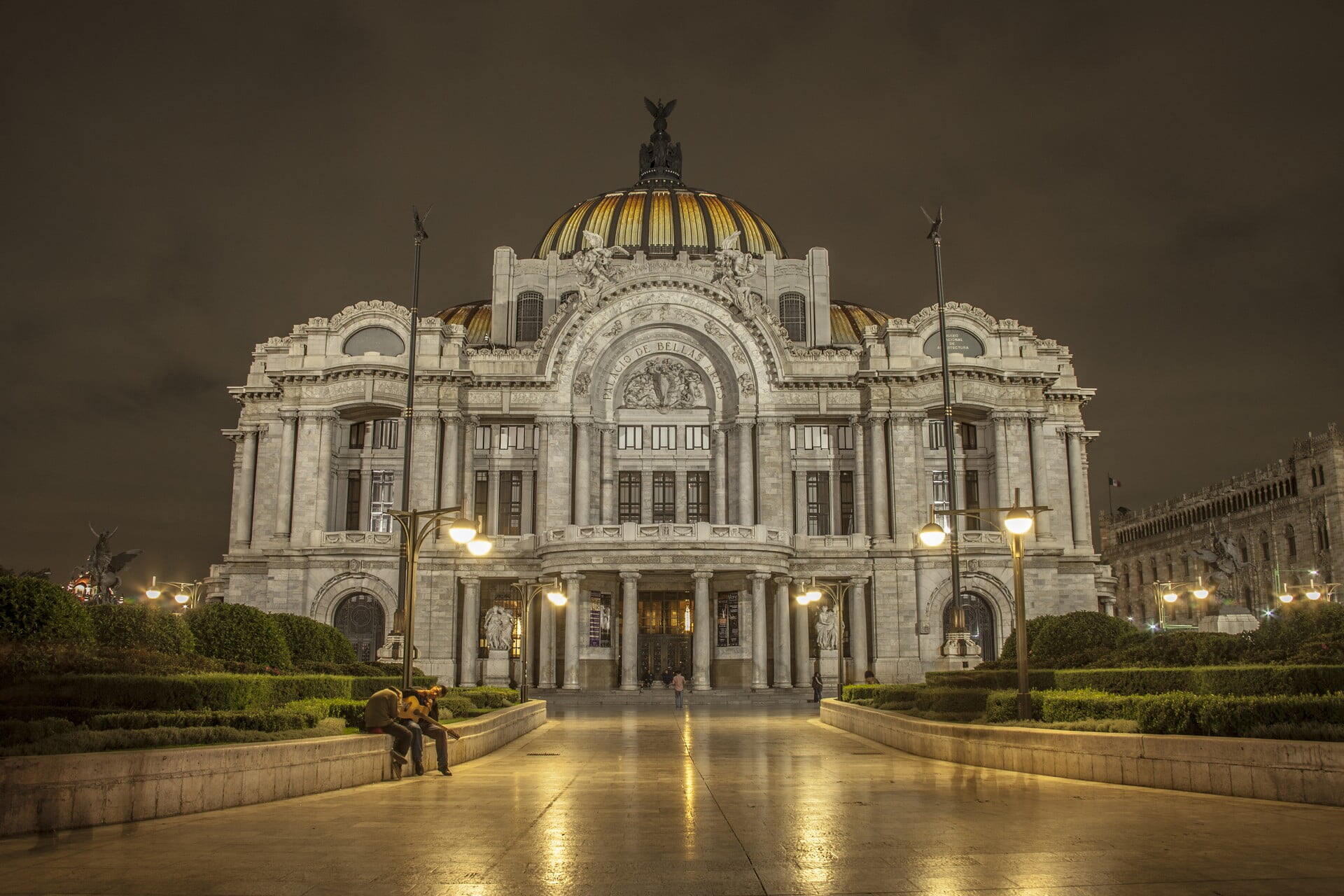 Mexico city - El Palacio de Bellas Artes, ubicado en el Centro Histórico de la Ciudad de México, es la casa máxima de la expresión de la cultura del país, considerado el teatro lírico más relevante de México, y el centro más importante dedicado a las bellas artes en todas sus manifestaciones. La Unesco lo declaró monumento artístico en 1987. Fue encargado por el presidente mexicano Porfirio Díaz al final de su mandato con motivo de la celebración del Centenario del Inicio de la Independencia de México. Depende del…