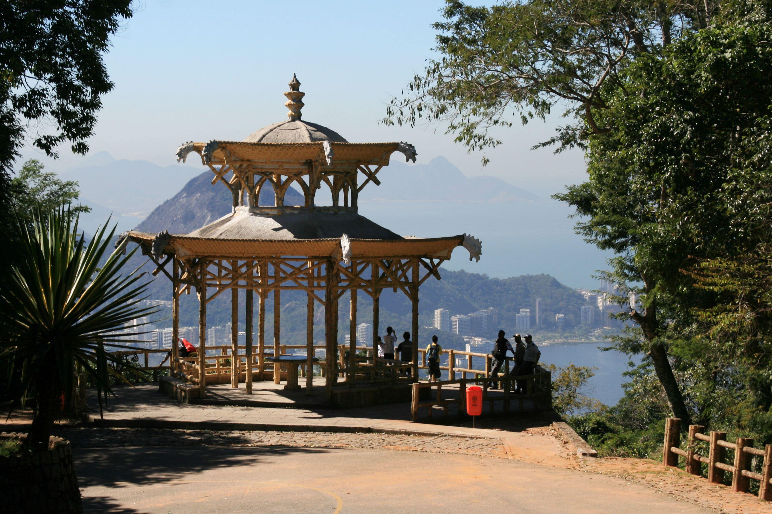 Pavilhão em estilo oriental (Pagode) localizado na Estrada Dona Castorina. Projetado em 1903 pelo arquiteto paisagista Luis Rey, a pedido do então prefeito Pereira Passos com o fito de criar um ambiente condizente com o local, que desde os princípios do século XIX era conhecido como vista dos Chins ou Chineses. É em estilo Neo-Chinês, e substitui o pagode de bambu que ali existia (RioTur/Milton Teixeira)