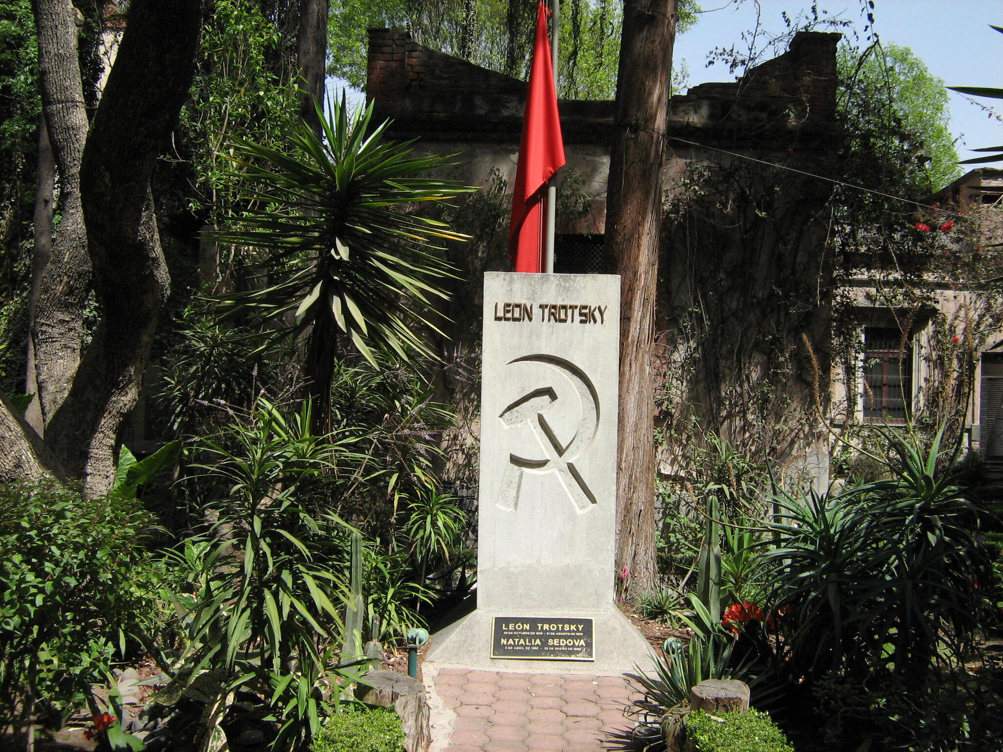 The Grave of Leon Trotsky in Coyoácan, Mexico City - Das Grab von Leo Trotzky in Coyoácan, Mexiko-Stadt