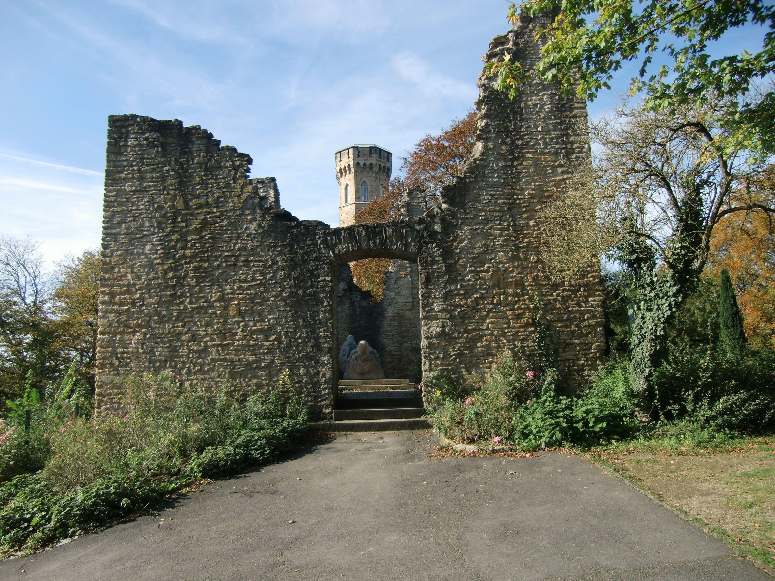 Burgruine Hohensyburg in Dortmund-Syburg, Vincketurm im Hintergrund