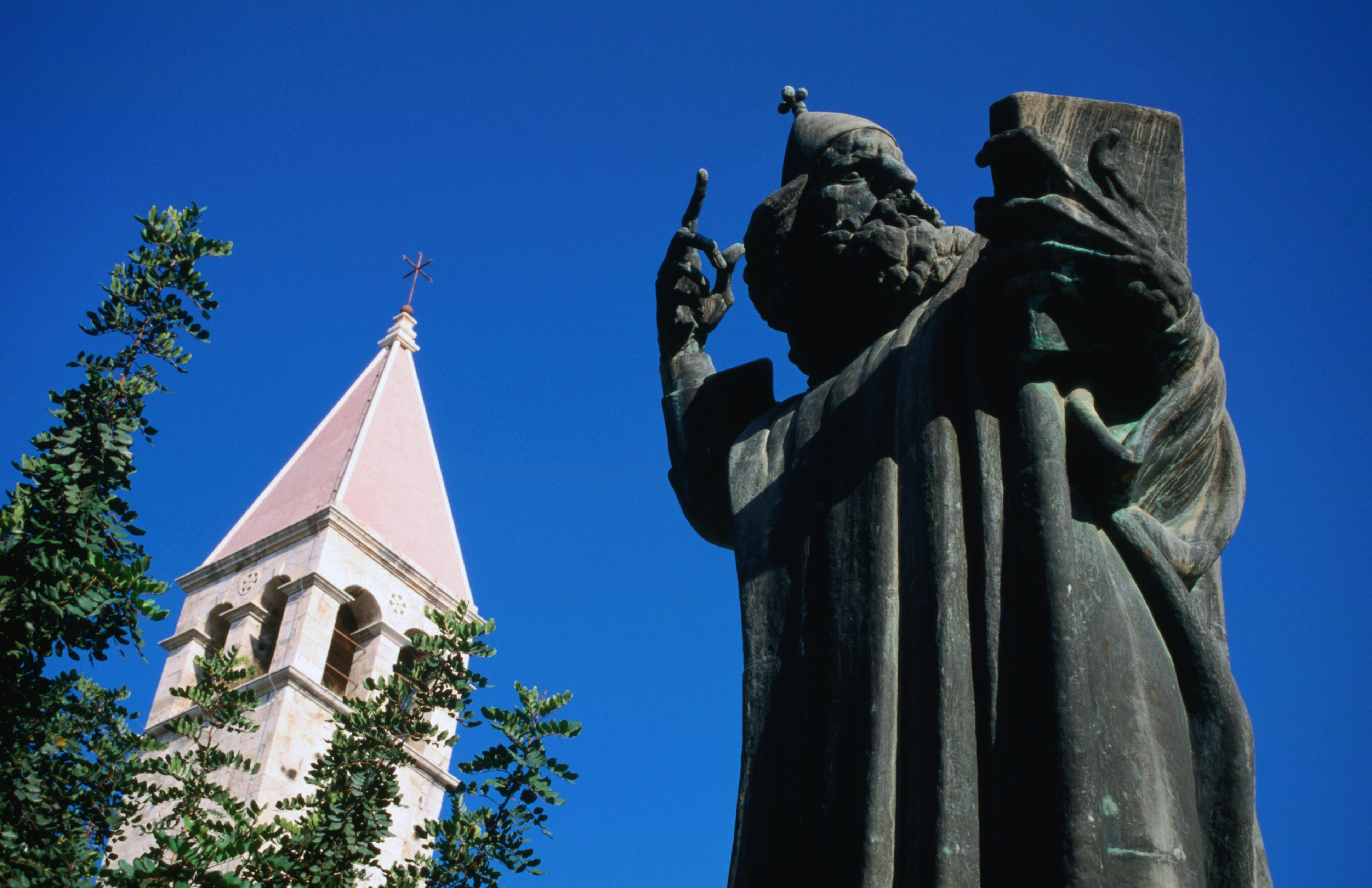 Patriotic statue of Orgur Ninski (1924) by Ivan Mestrovic, near Golden Gate in Old Town.