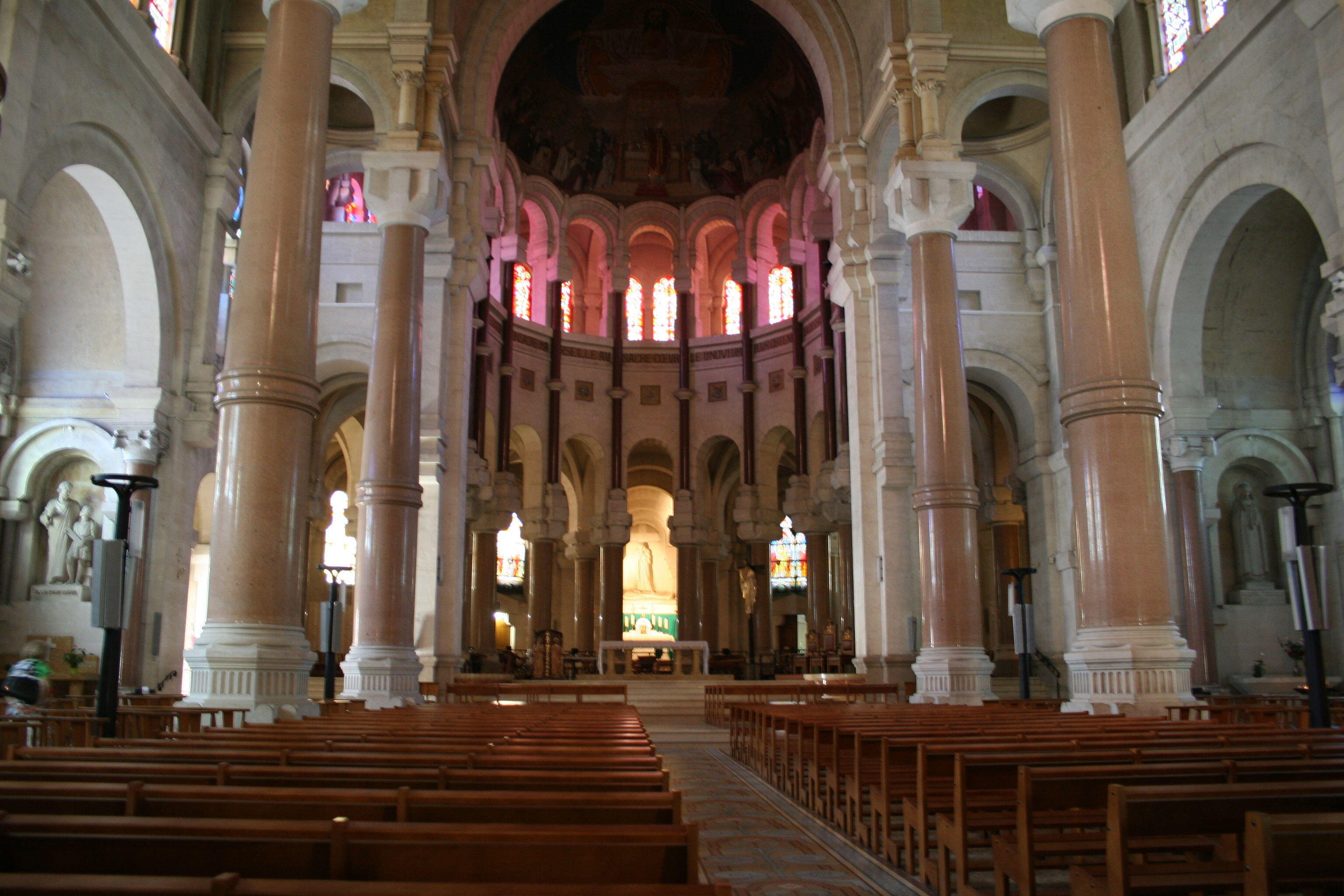 Intérieur de la Basilique mineure du sacré Coeur à Marseille.