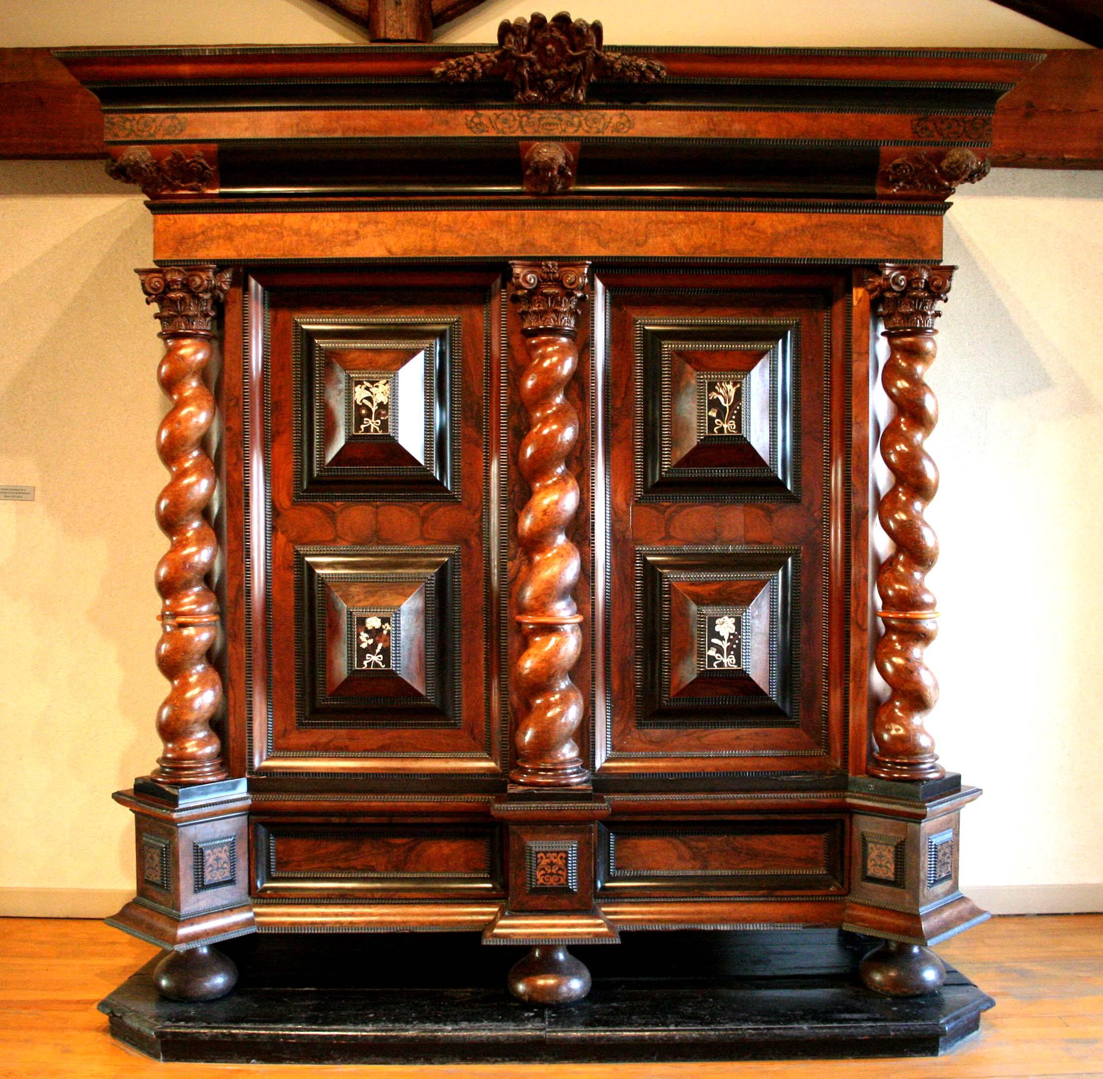 Armoire du début du XVII° siècle en provenance de la chartreuse de Villeneuve-lès-Avignon, actuellement au musée Pierre-de-Luxembourg à Villeneuve…