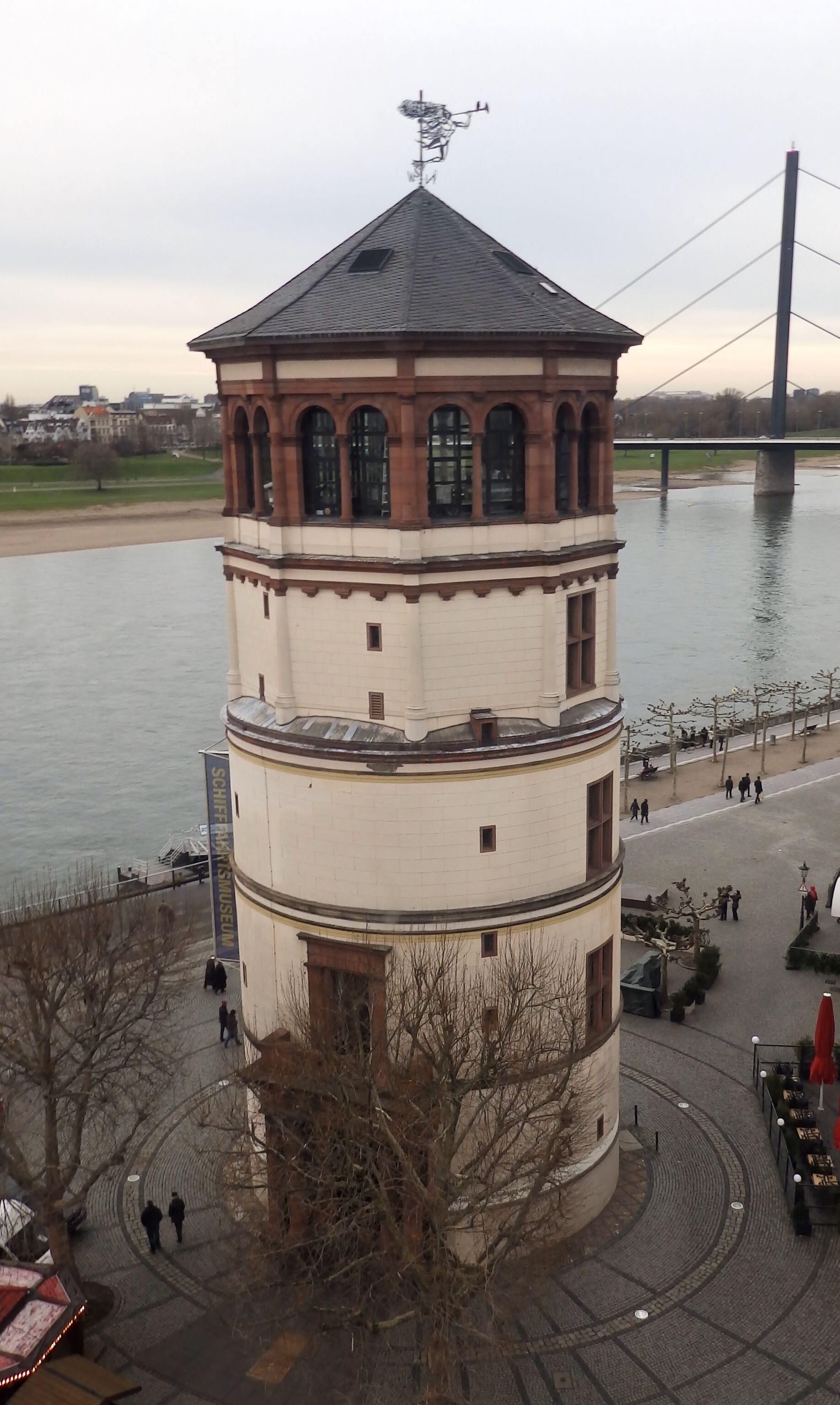 Den Schlossturm in Düsseldorf von paar Meter über dem Boden aus fotografiert