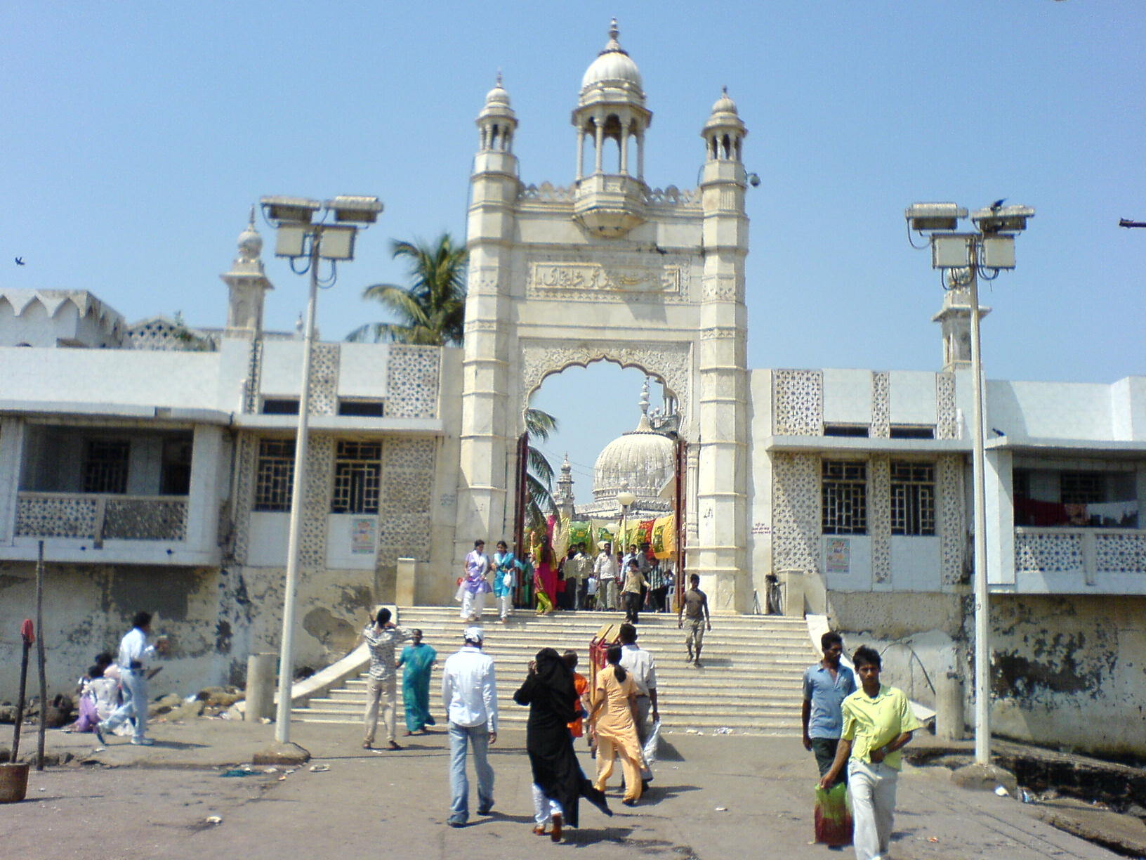 The Haji Ali Dargah (Hindi: हाजी अली दरगाह) is a mosque and dargah (tomb) located on an islet off the coast of Worli in Mumbai. Ly