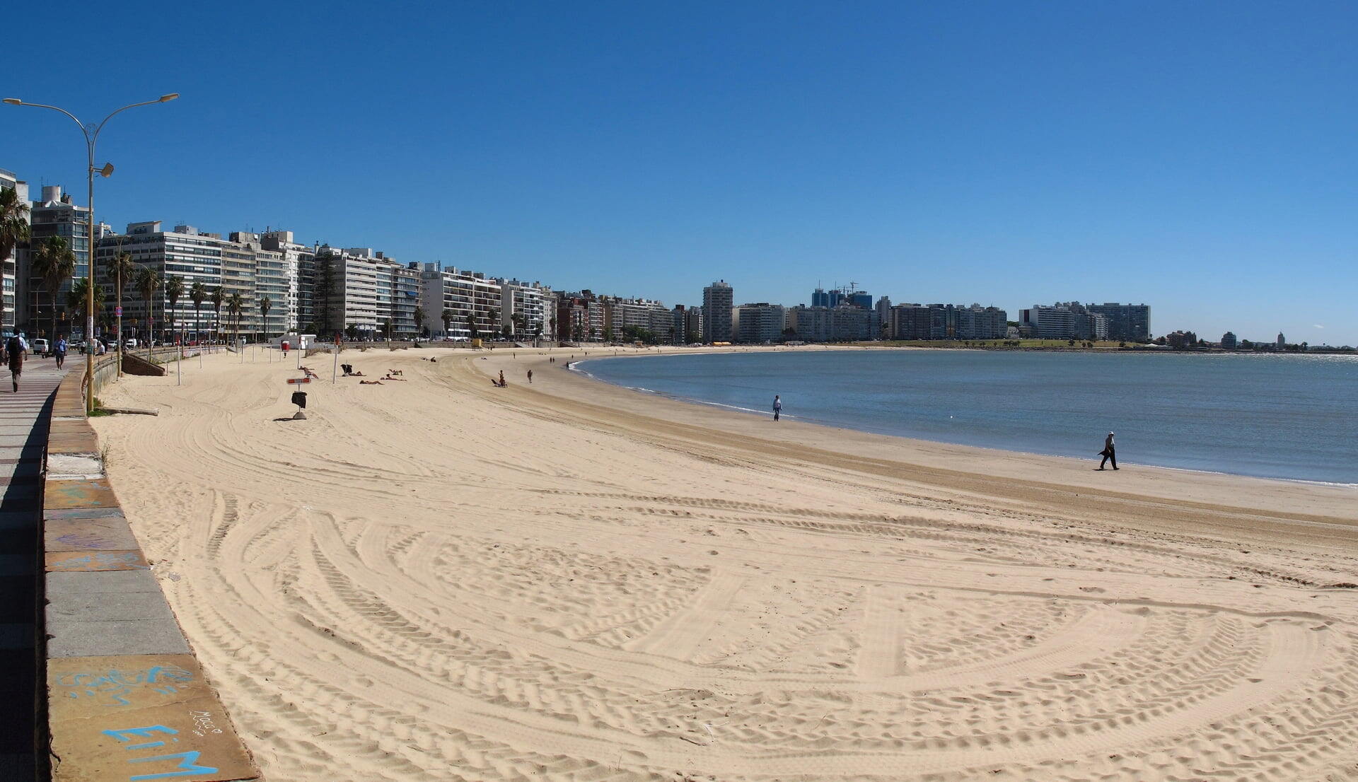 Montevideo - Panorámica de la playa de Pocitos en Montevideo (Uruguay)