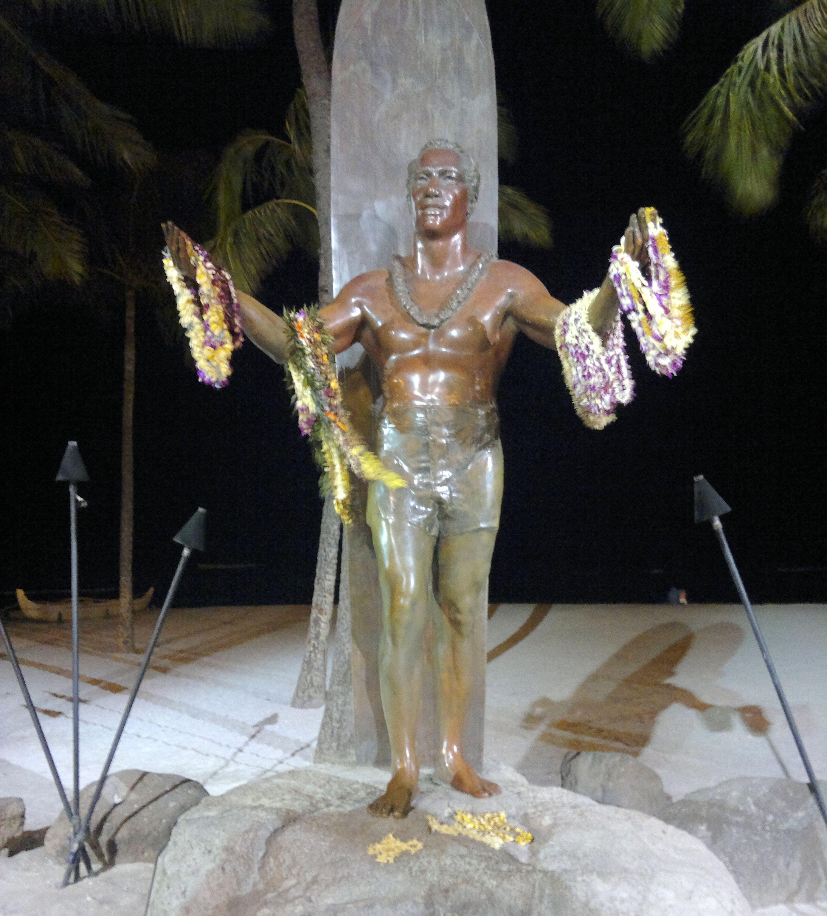 Die Statue des Begründer des Wellenreitens, Duke Kahanamoku, am Strand von Waikiki.