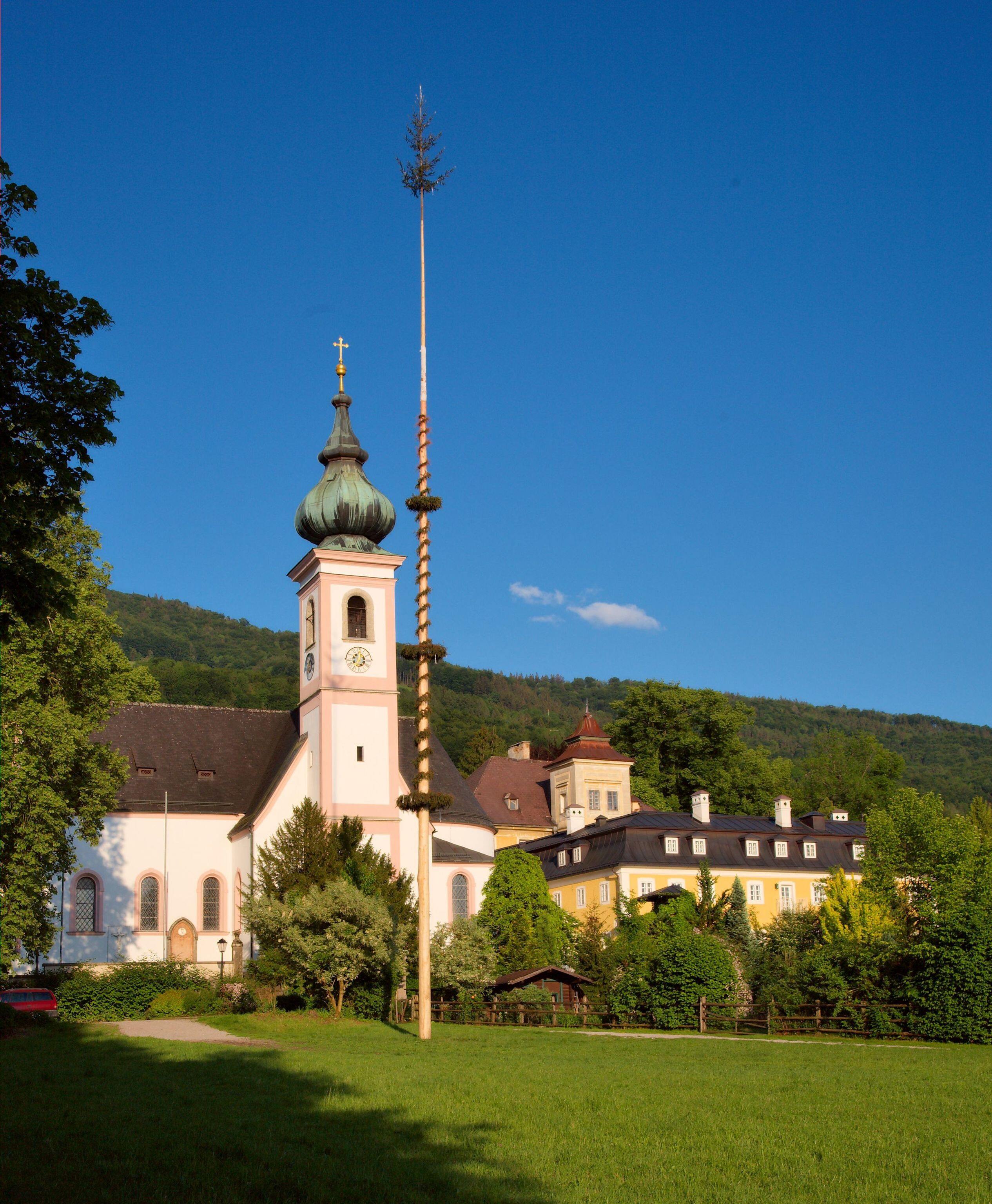 Schloss Aigen in Salzburg, Kath. Pfarrkirche Aigen, hl. Johannes der Täufer mit ehem. Friedhof