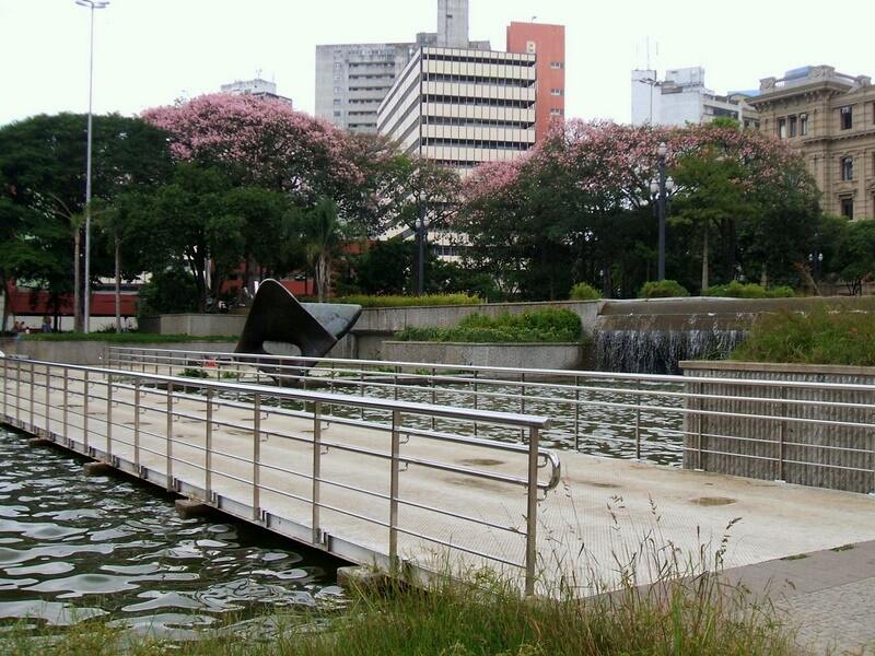 Passarela sobre as fontes da Praça da Sé, no centro de São Paulo, Brasil.