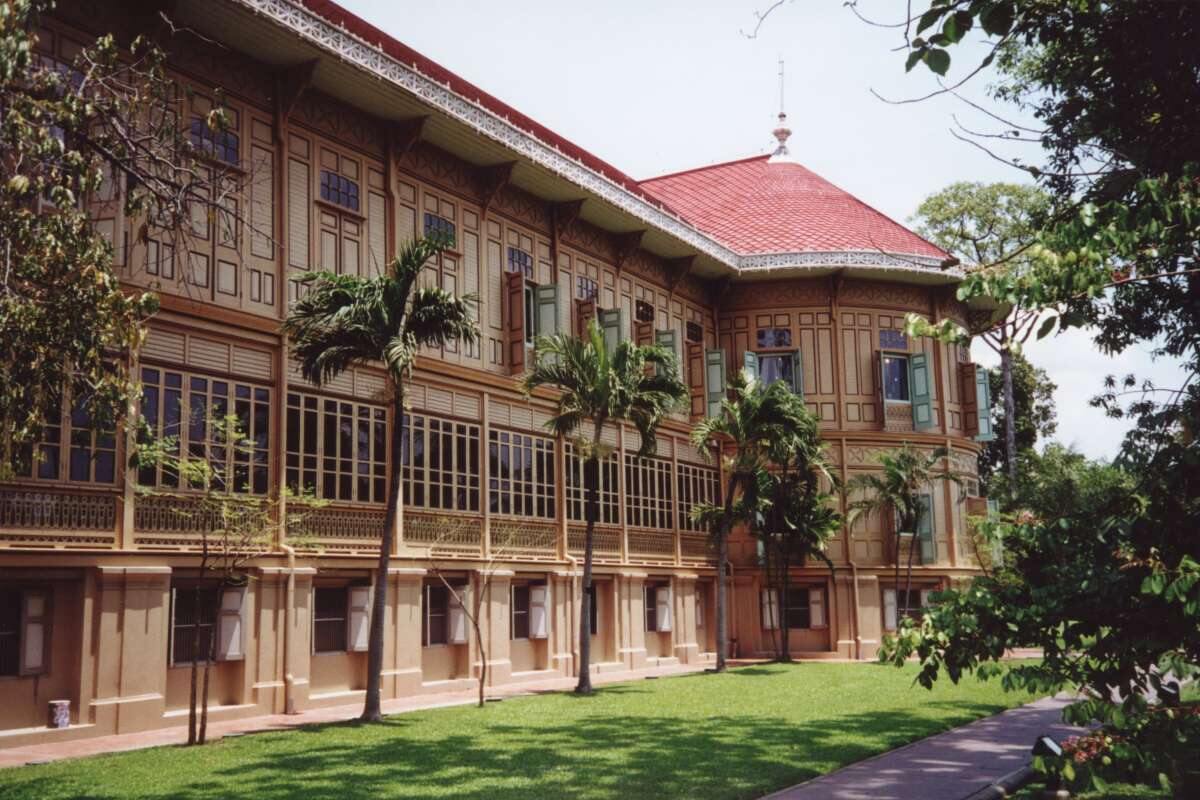 Vimanmek Palace (พระที่นั่งวิมานเมฆ), Bangkok, Thailand. The largest building created completely from teak wood. Built 1900-01 is was the residence of King Chulalongkorn (Rama V) 1901-05. Used as the residence for other members of the royal family it fell in disuse in 1932, and was reconstructed to a museum in 1982.