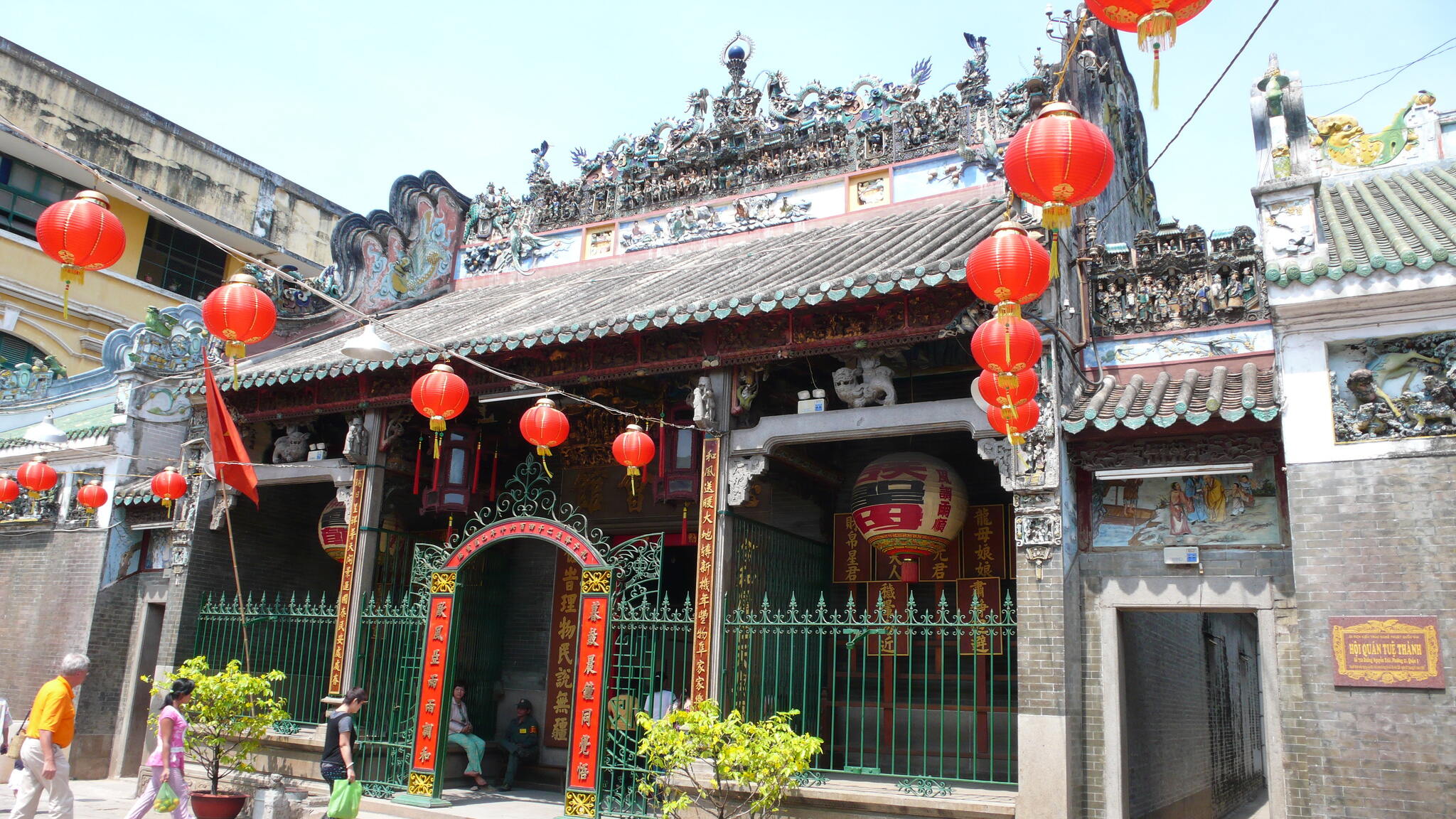 This is a Chinese Buddhist Temple in China town in Saigon. It seems way more decorated than those you see in Shanghai and reminded me quite a lot of those in Taipei.