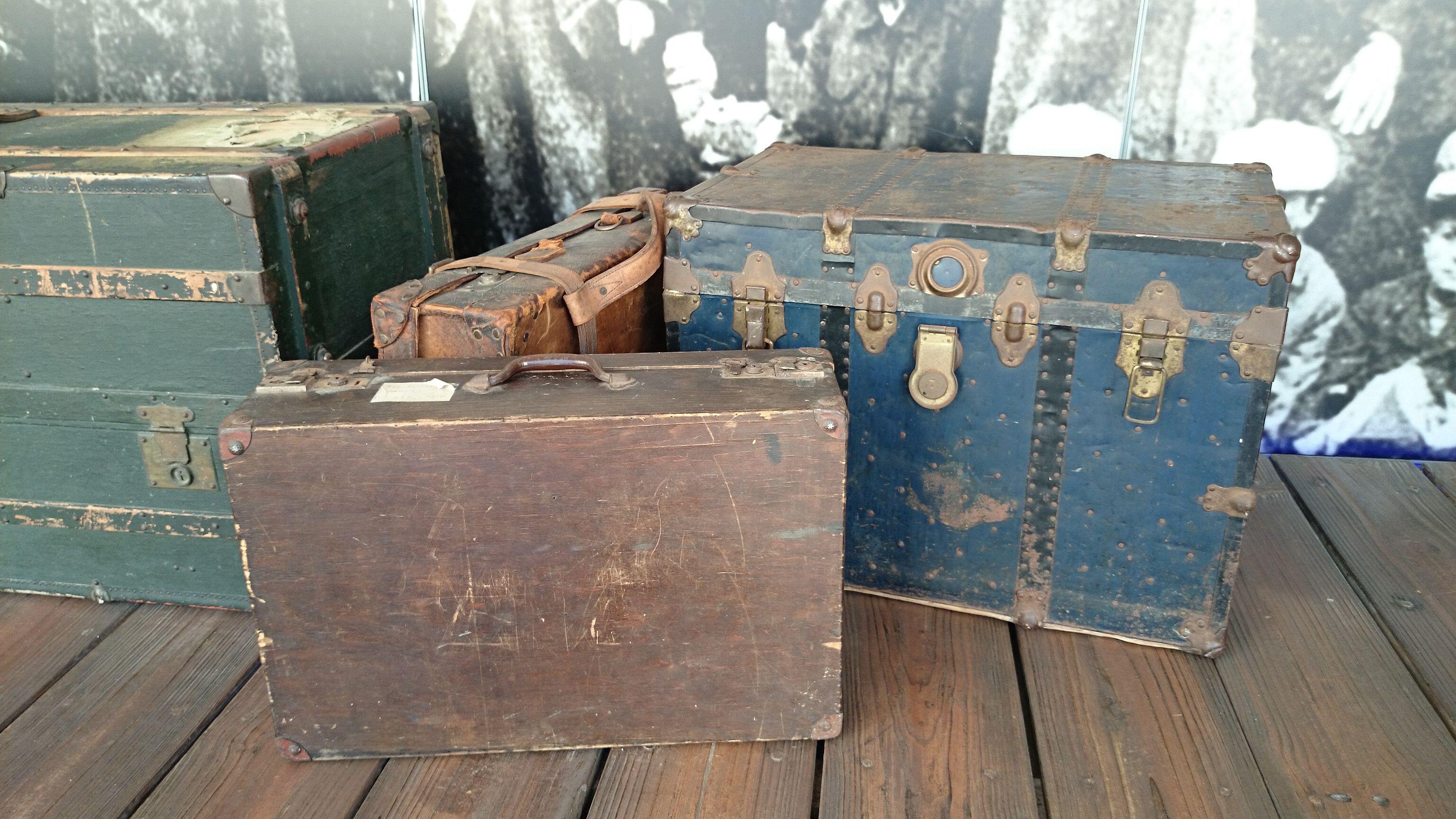 Bags and boxes full of items, carried by Jewish into the Cape Colony after the Second British Occupation in 1806.