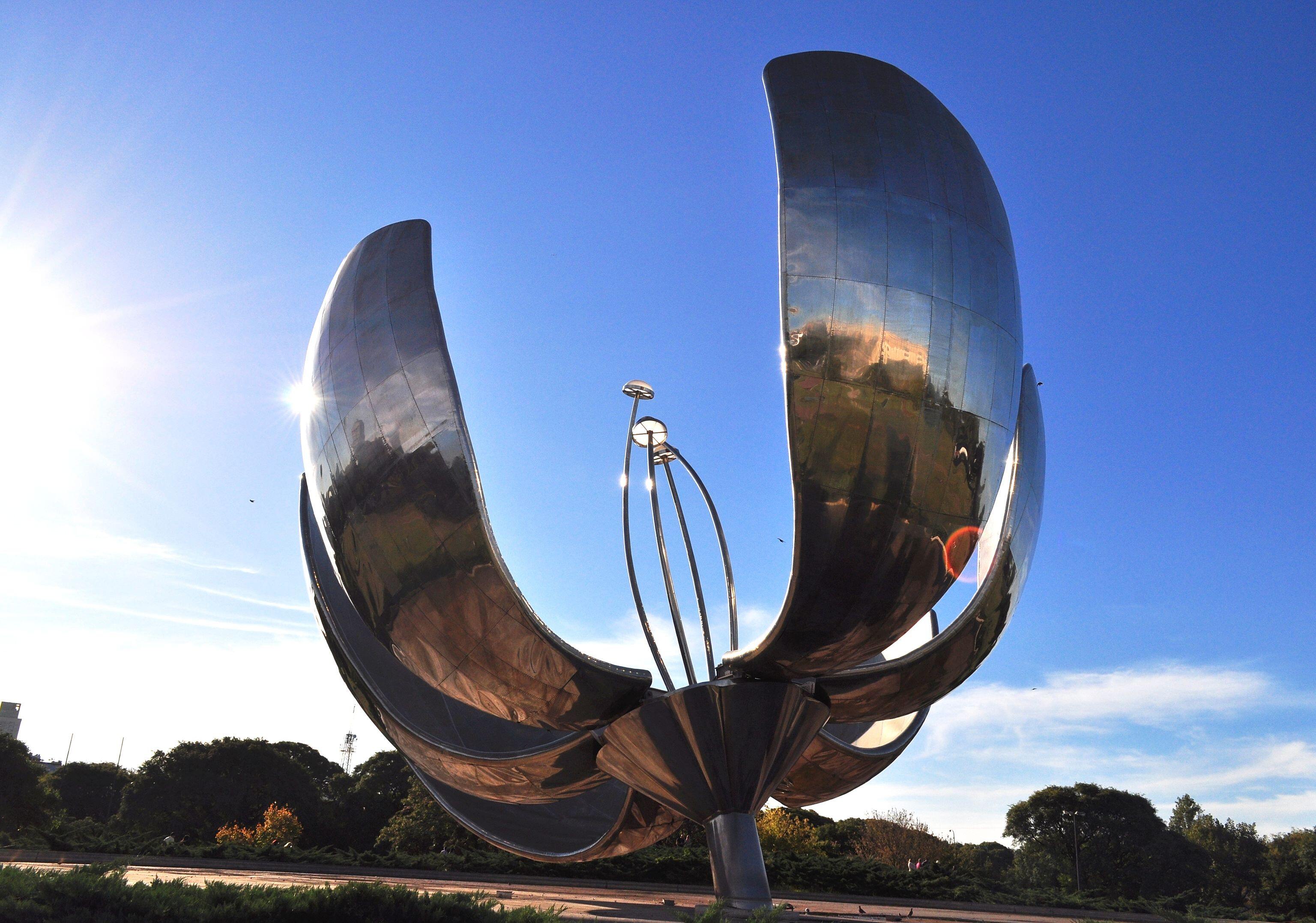 Escultura Floralis Generica, localizada na Plaza de las Naciones Unidas, no bairro Recoleta na cidade de Buenos Aires, Argentina.