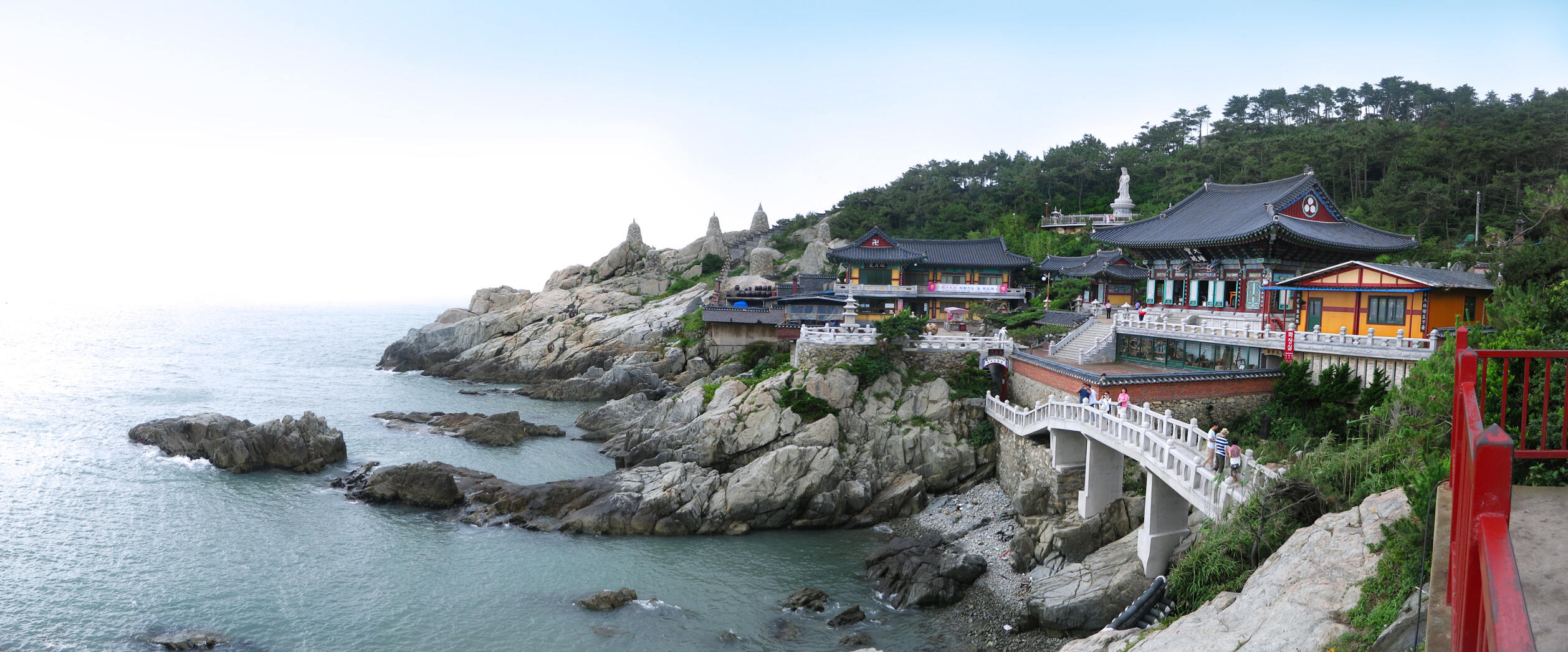 Haedong Yonggung Temple in Busan, South Korea. Photograph from Flickr; author midnight.here; license of cc-by-sa-2.0.