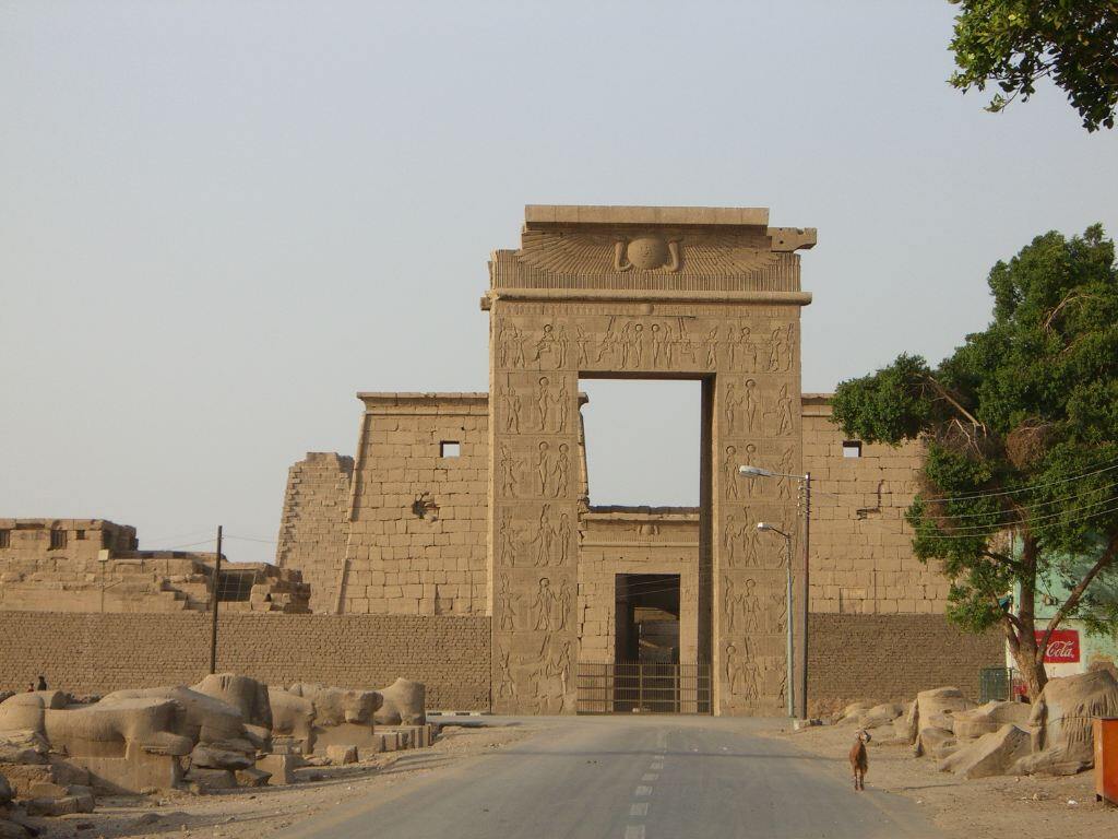 La grande porte d'accès du temple de Khonsou à Karnak - Dynastie ptolémaïque