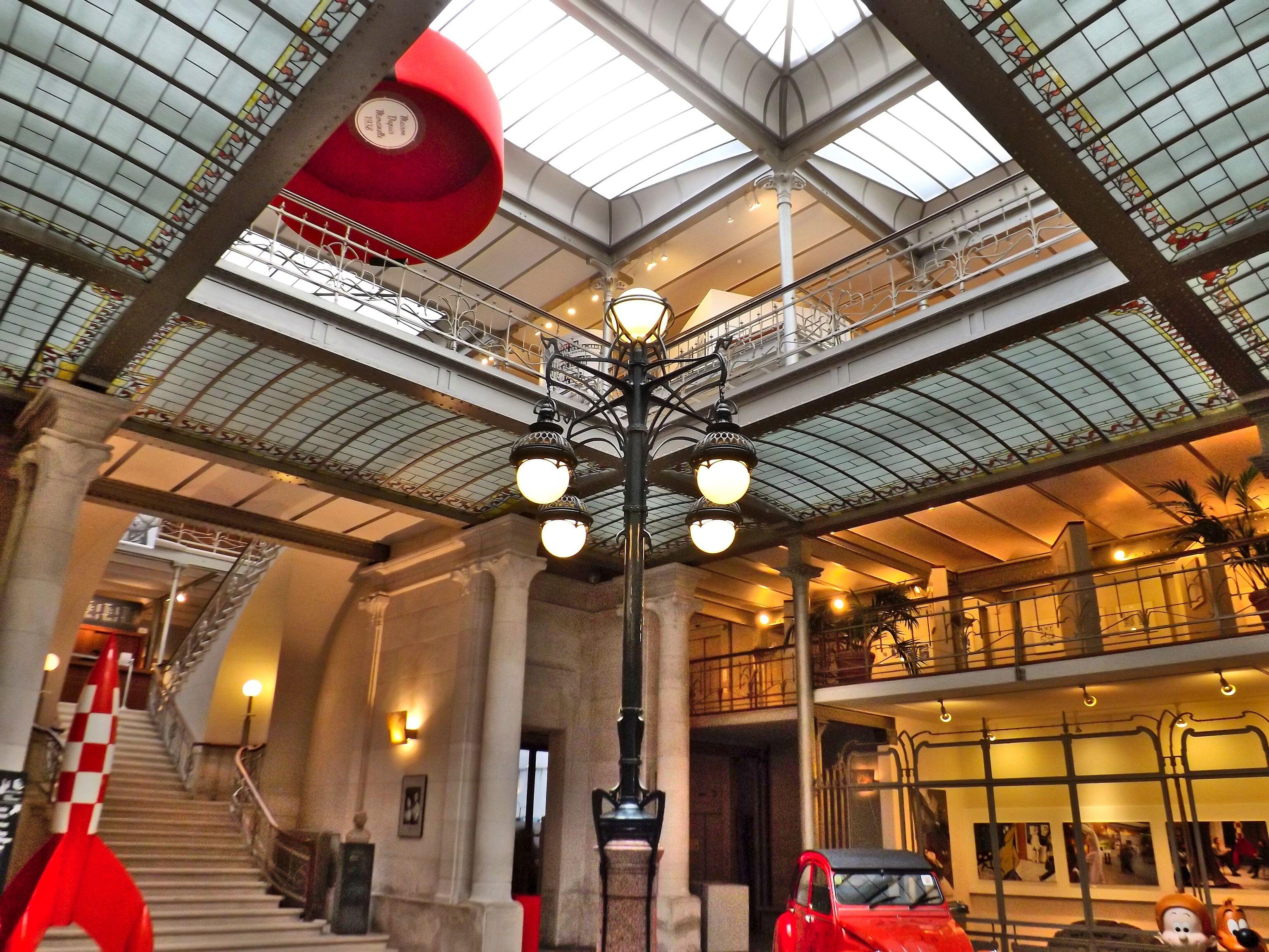 Hall d'entrée du centre belge de la bande dessinée. Photo prise avant l'ouverture au public du centre.