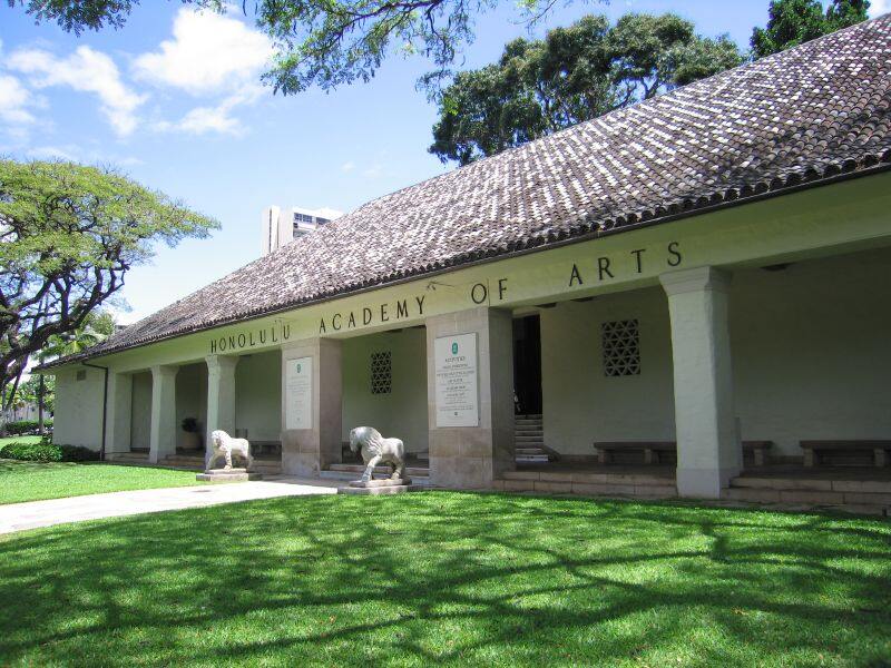 Honolulu Museum of Art with former name "Honolulu Academy of Arts" — entrance veranda and gardens designed by Bertram Goodhue in the Hawaiian and Spanish Colonial Revival styles