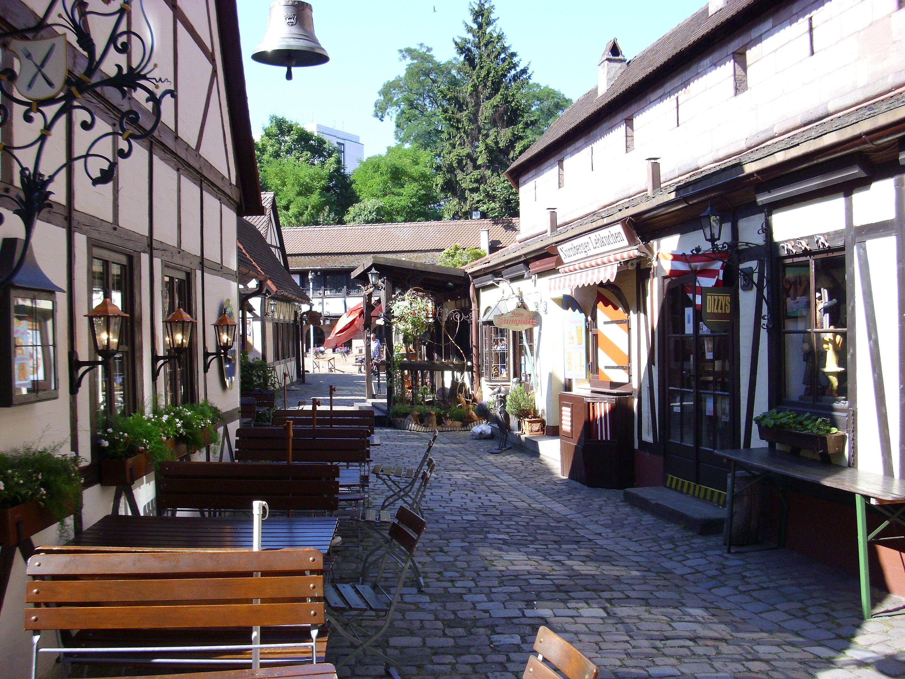 Der Handwerkerhof im Waffenhof südwestlich des Frauentorturms wurde 1971 anlässlich des Dürerjahres als zeitlich befristete Attraktion errichtet und existiert 42 Jahre nach seinem für das Jahr 1972 geplanten Abriss immer noch.