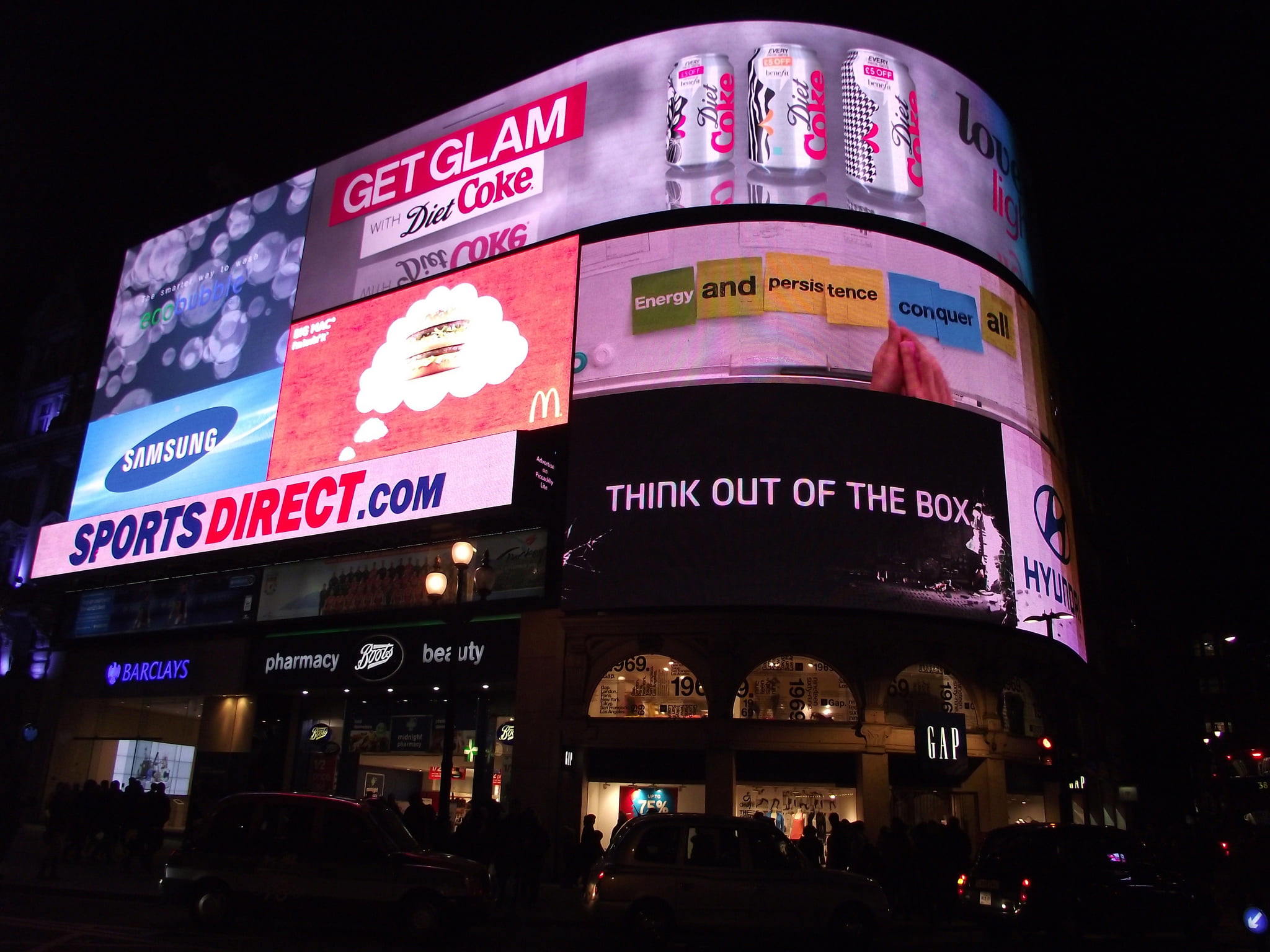 Piccadilly Circus v Londýně