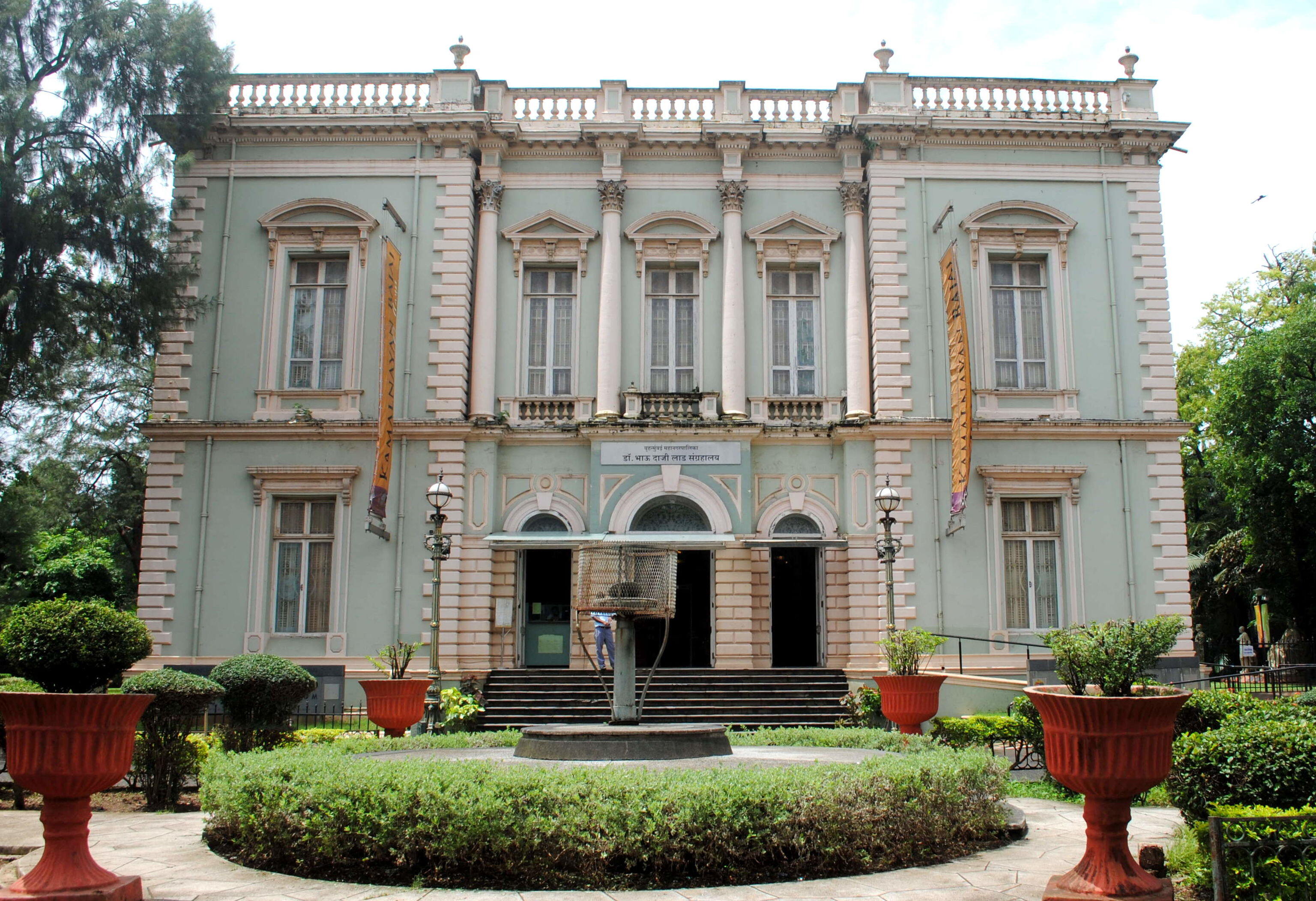 Formerly known as Victoria and Albert Museum, this is the oldest museum in the city of Mumbai. It is situtated in Jijamata Udyaan( Victoria Gardens).