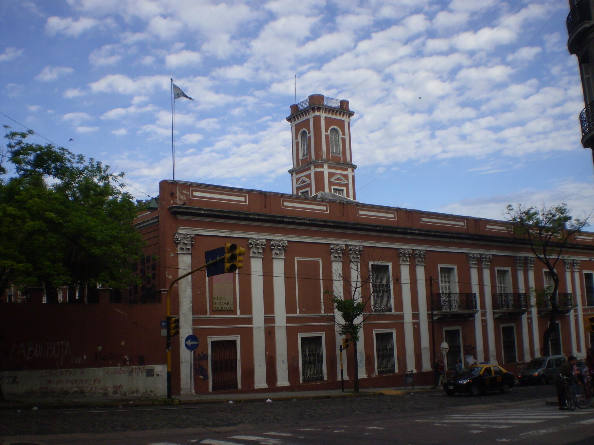 Fachada del Museo Hitórico Nacional que da a las calles Defensa y Caseros, en parque Lezama, Buenos Aires , Argentina