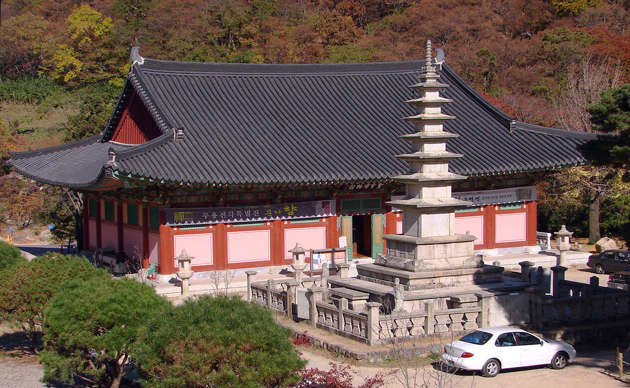 Beomeosa Seven Story Stone Pagoda is relatively recent addition to the temple and contains a Sari of the Buddha. It was moved to it present location in the 1980's. The four corners of the base of the pagoda are guarded by stone sculptures of the four heavenly kings.