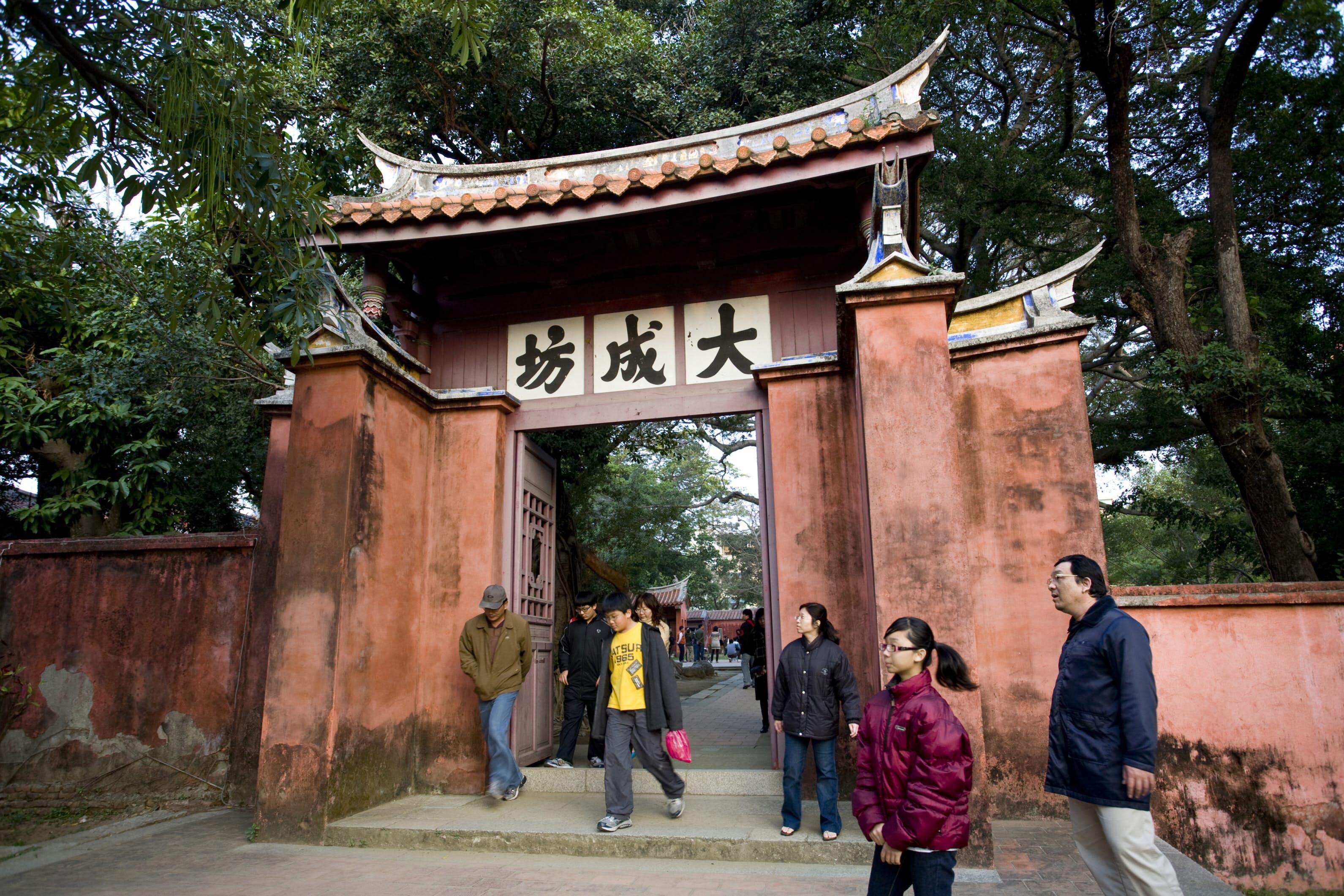 People in front of the gate of the Confucius Temple, Tainan, Republic of China, Taiwan, Asia