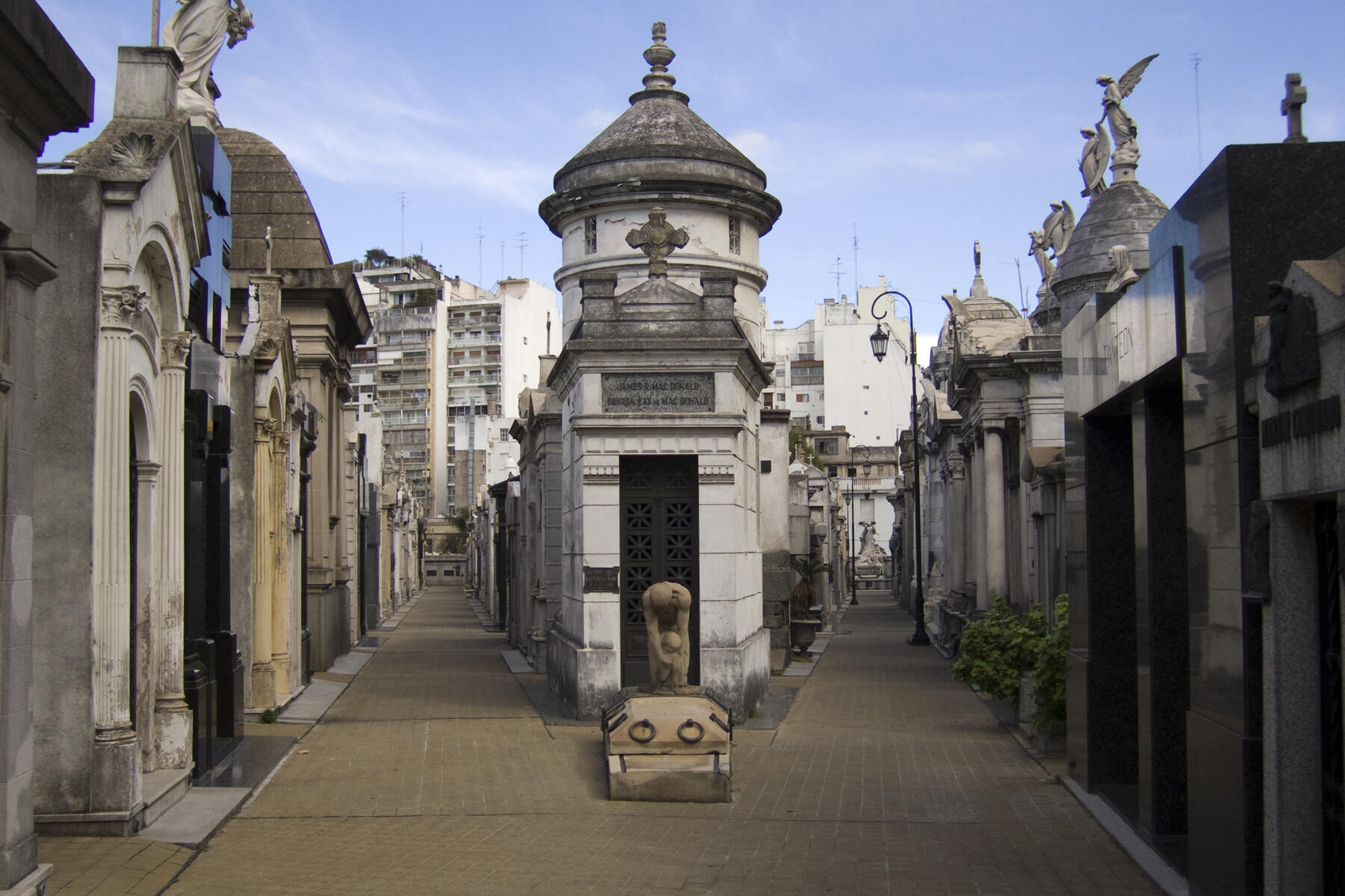 Cementerio de la Recoleta, Buenos Aires, Argentina. Sepulcro de Mac Donald; sepulcro de Rufino de Elizalde